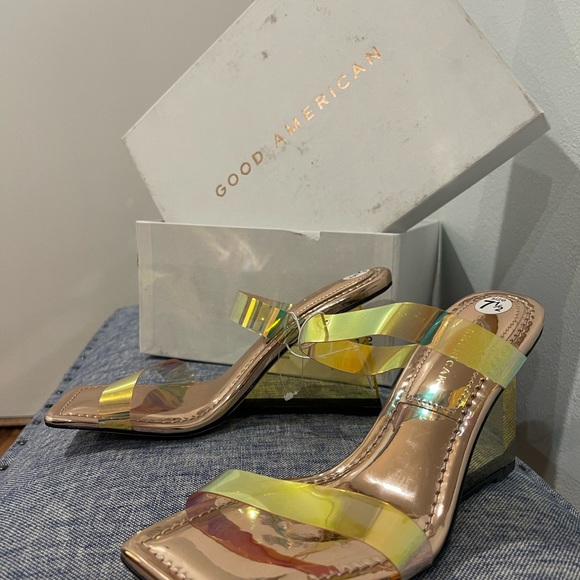 Good American
CINDER-F*CKING-RELLA WEDGE heel - Picture 3 of 8